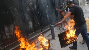 Demonstranten greifen Parlamentsgebäude an