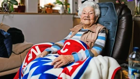 Frau Geiger schaut Fußball