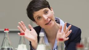 AfD-Politiker greifen Petry wegen Rücktrittsdrohung an