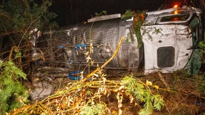 Milchlastzug überschlägt sich und stürzt 15 Meter tiefe Böschung hinab