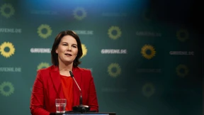 Baerbock will als Kanzlerin Flugreisen verteuern