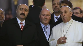 Franziskus betet in blauer Moschee