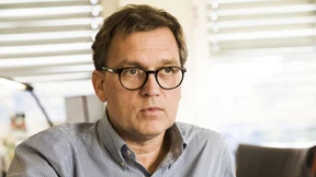 Der Mann, der mit Flüchtlingen reich wird