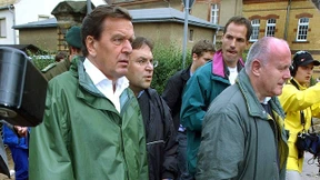 2002: Schröder hilft der Himmel