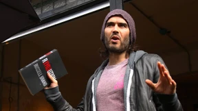Russell Brand wird sexueller Verbrechen beschuldigt