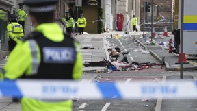 Auto fährt in Menschenmenge