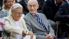 Weiße Handschuhe für die Reuters