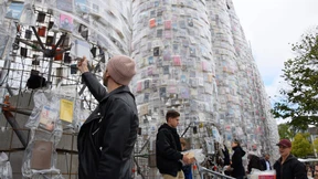 Besucher reißen Bücher des documenta-Parthenons ab