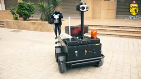 Mit Polizeirobotern und Knoblauch