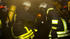 Feuerwehr rettet bewusstlosen Mann aus Flammen