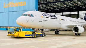 Flugzeuge werden von Elektroautos abgeschleppt