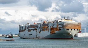 Ausgebrannter Autofrachter zur Reparatur in Rotterdam angekommen