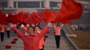 Flaggenschwingen für die Arbeiterklasse in Nordkorea