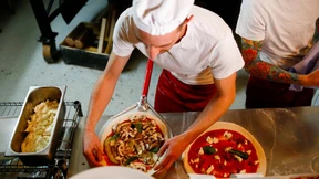 Einbrecher stehlen Wurst – Polizei löst Treffen in Lokal auf