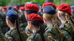 Frauen an die Waffe!