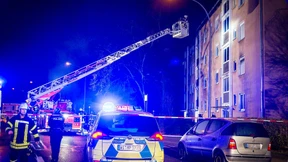 Mann stürzt bei Brand in Rüsselsheim aus Fenster und stirbt