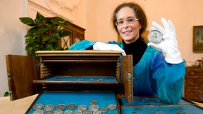 Neugierige Hausmeisterin findet Silberschatz