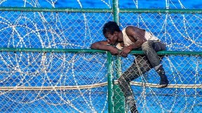 155 Flüchtlinge stürmen Zaun