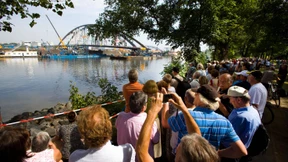 Gewitterwarnung: Einschwimmen der Main-Brücke gestoppt