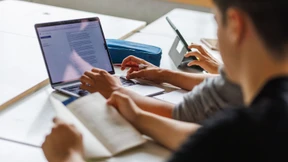 „Humanizer“ versus Prompts: Was KI-Texte menschlicher macht