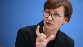 Ministerin für Zivilschutz und Bundeswehr an Schulen