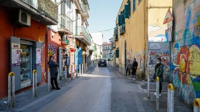 Carabinieri mit Flammenwerfern