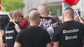 Maskierte Schläger stürmen Studentenfeier