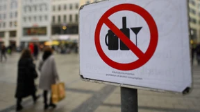 Gericht setzt landesweites Alkoholverbot außer Vollzug