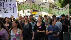 Schüler und Studenten demonstrieren für mehr Geld