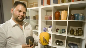 Eine Futterdose als Urne