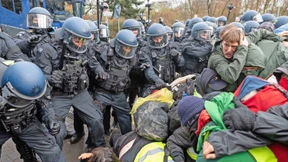 Volksfest hier, Krawalle dort