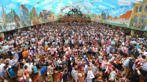 Eine Hand im Schritt, ein Bein im Gefängnis