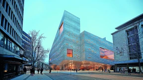 Opernhaus mit Rutsche