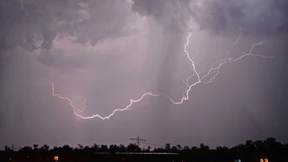 Tropische Wetterphase endet mit neuen Unwettern