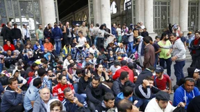 Wieder Hunderte zu Fuß auf dem Weg zur Grenze