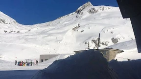 Lawine donnert auf Skipiste