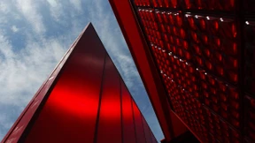 Ein Gewittergott im künstlichen Wald