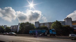 Leben in einer Schallschutzwand an der Autobahn