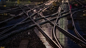 Junge springt in die Gleise