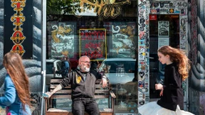 Hals und Hände kommen am Ende