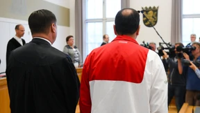 Hilflos an einen Baum gekettet