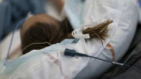 Patientin schaltet das Sauerstoffgerät ihrer Bettnachbarin ab