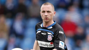 Stürmer zwischen zwei Stühlen