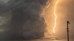 Über dem Vulkan zucken Blitze