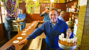 Der Köbes schenkt dem Karneval ein 