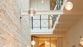 Hotel mit schwedischen Gardinen