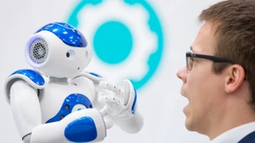 Der Mensch ist der Hund und der Roboter der Boss