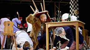 In einem billigen Kunstpelzmantel