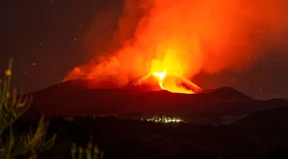 Ätna spuckt Lava und Asche