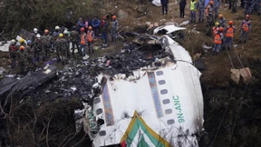 Rettungskräfte suchen nach Überlebenden